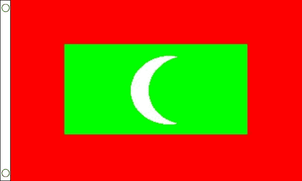Malediven Flagge im Querformat mit Oesen, rotem Hintergrund, gr&uuml;nem Rechteck und weisser Mondsichel.