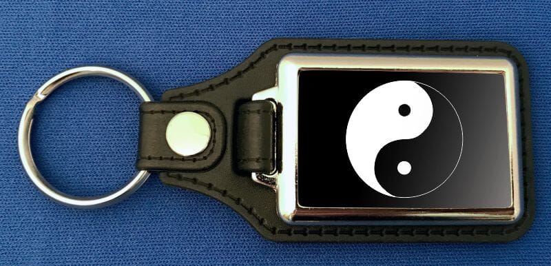 Yin Yang mit scharzem Hintergrund Schl&uuml;sselanh&auml;nger aus Metall und Kunstleder | ca. 95 x 37 mm - Bild 1