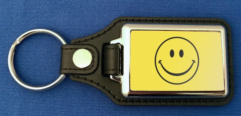 Smile / Smiley Schl&uuml;sselanh&auml;nger aus Metall und Kunstleder | ca. 95 x 37 mm - Bild 1