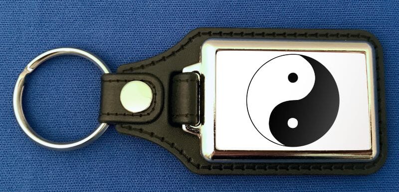 Yin Yang mit weissem Hintergrund Schl&uuml;sselanh&auml;nger aus Metall und Kunstleder | ca. 95 x 37 mm - Bild 1