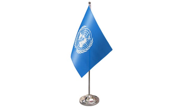UNO / Vereinte Nationen Tisch-Fahne DeLuxe ohne St&auml;nder | 15.5 x 24 cm - Bild 1