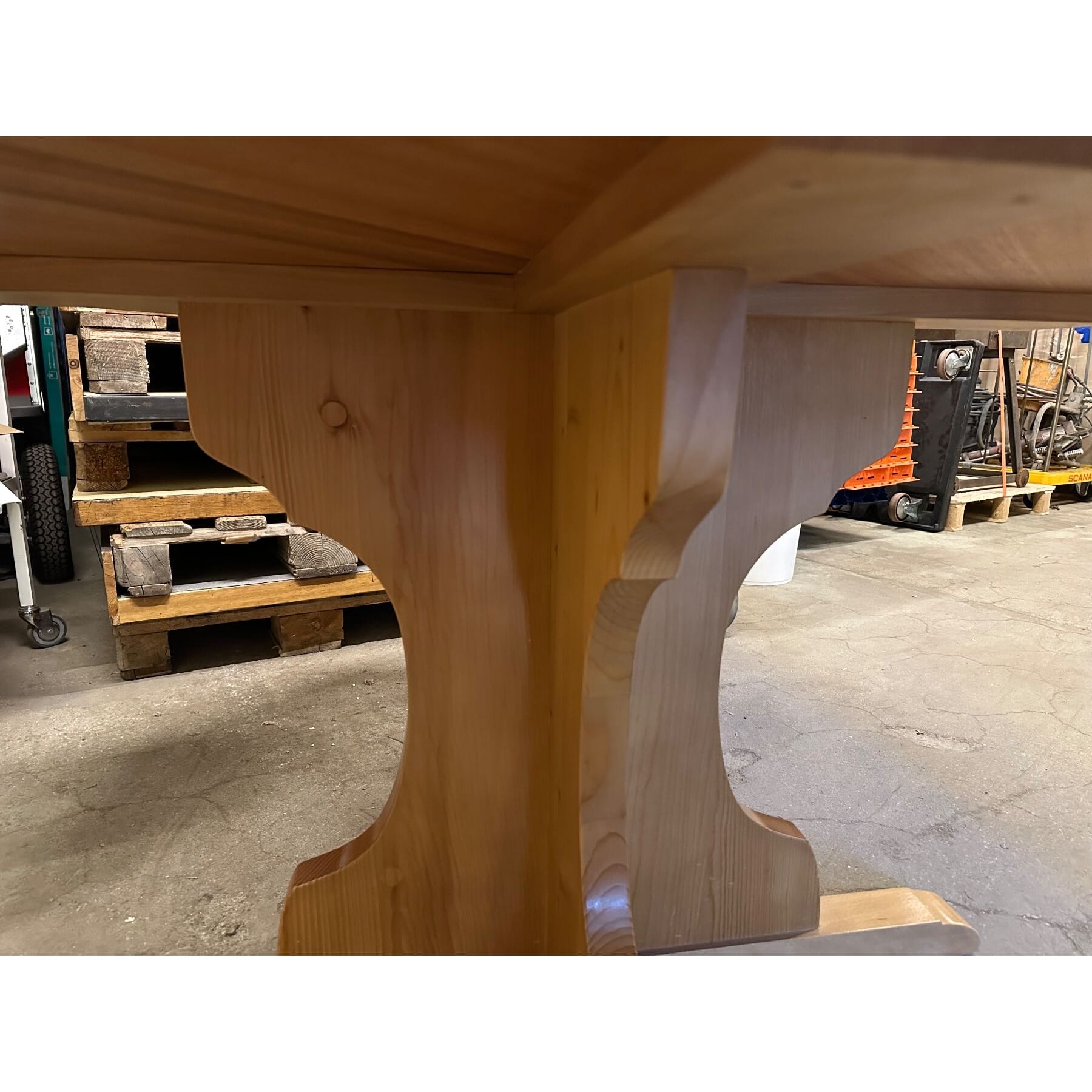 schöner, massiver Esstisch aus Holz 140cm