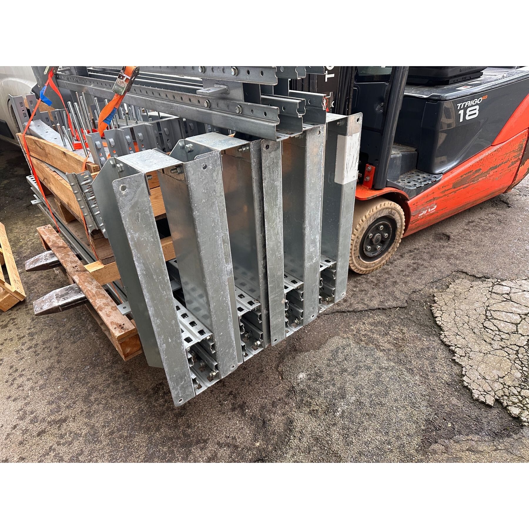 verzinktes Kragarmregal 6Stützen 2m hoch + 24 Stk 50cm Arme