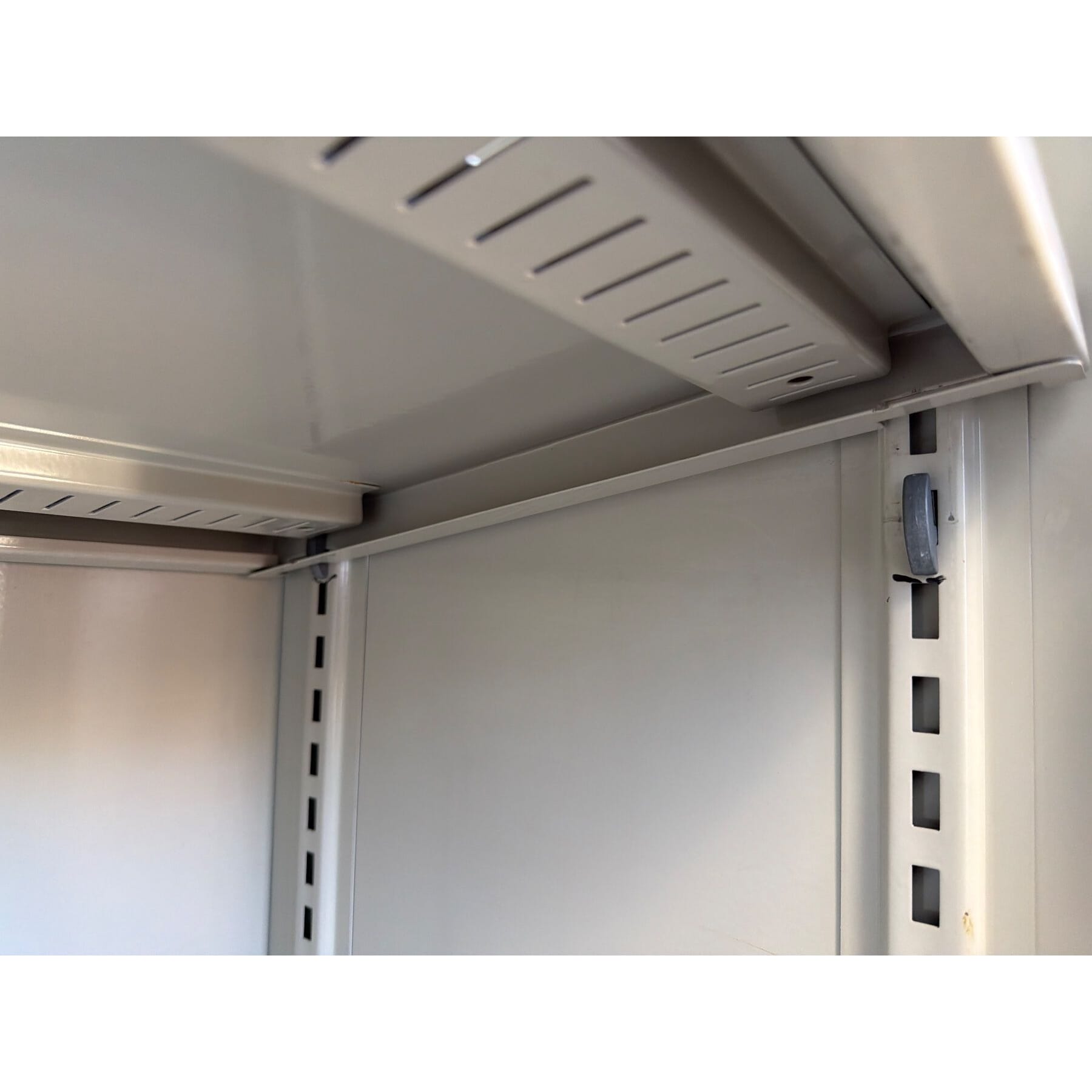 schöner Lista Metallschrank mit 4 Stk Schwerlast Tablare