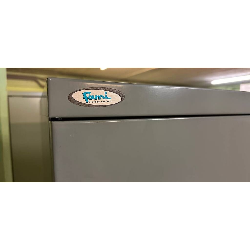 schöner Metallschrank 102x40x200cm