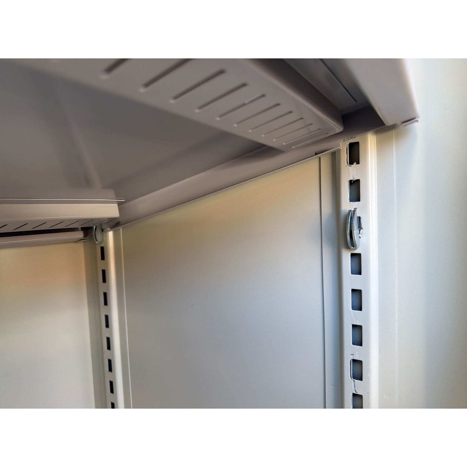 schöner Lista Metallschrank mit 4 St Schwerlast Tablare