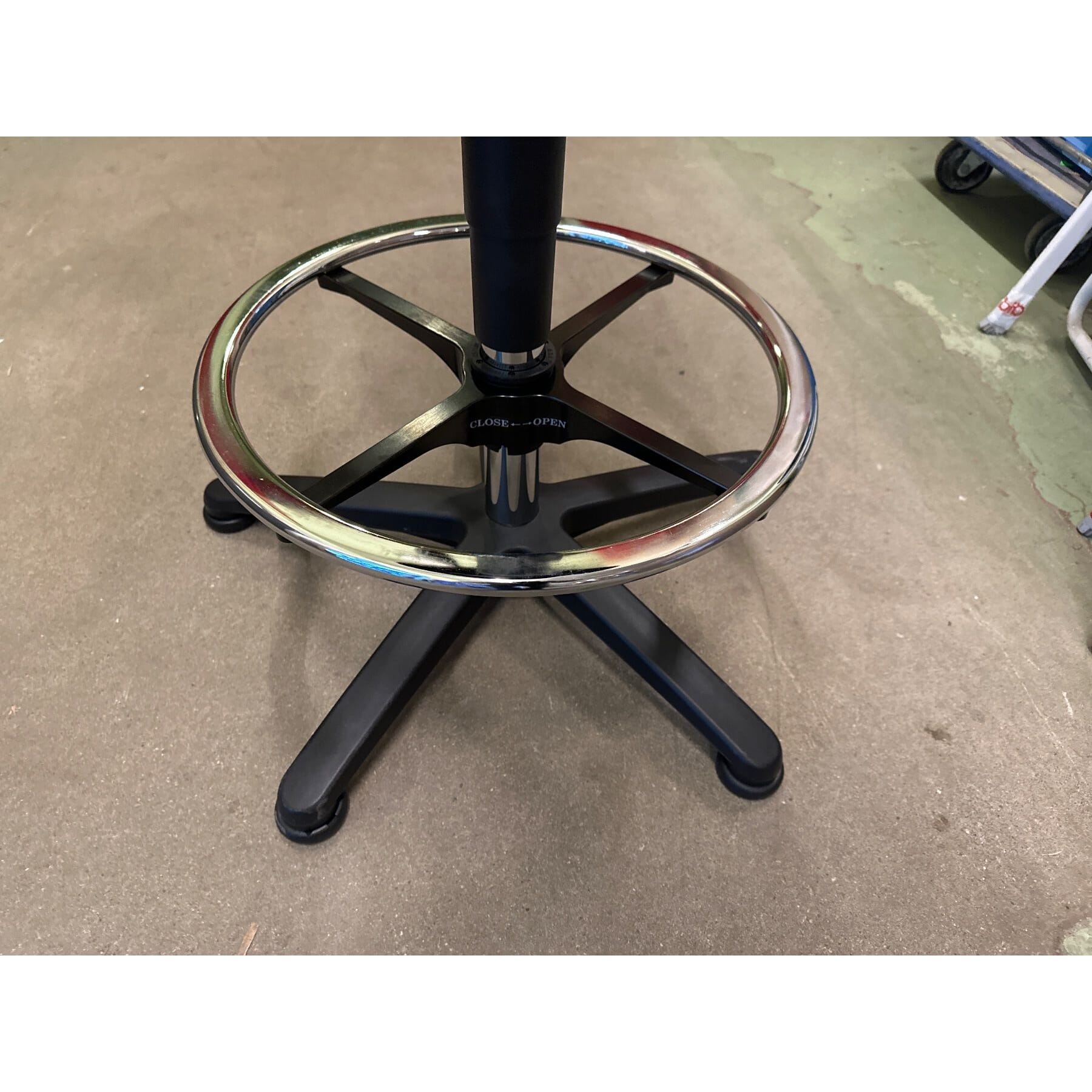 neuer Sitz-/Stehstuhl mit Gleiter und Fussring.