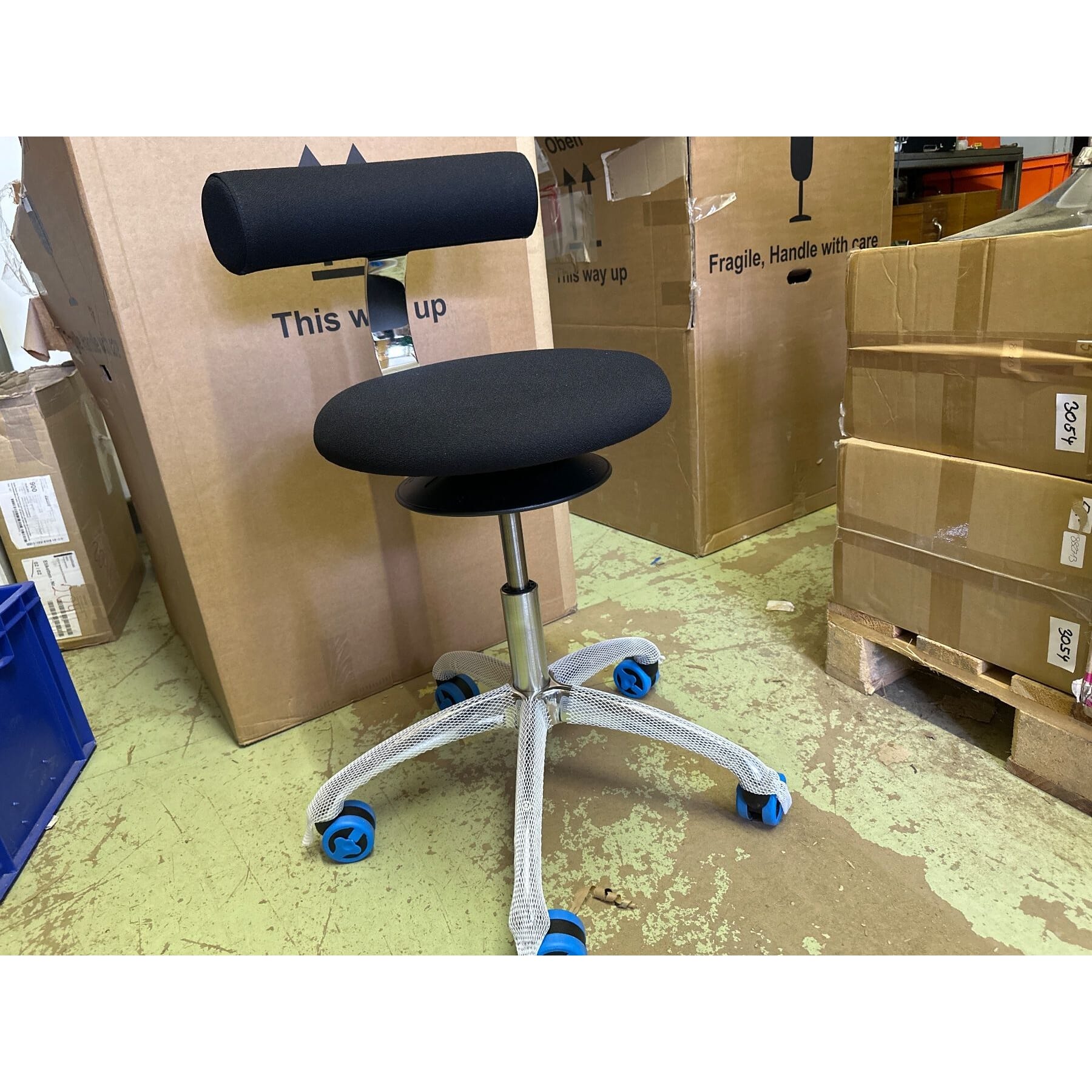 neuer Löffler Hocker Aogo, Sitz schwarz, Rollen