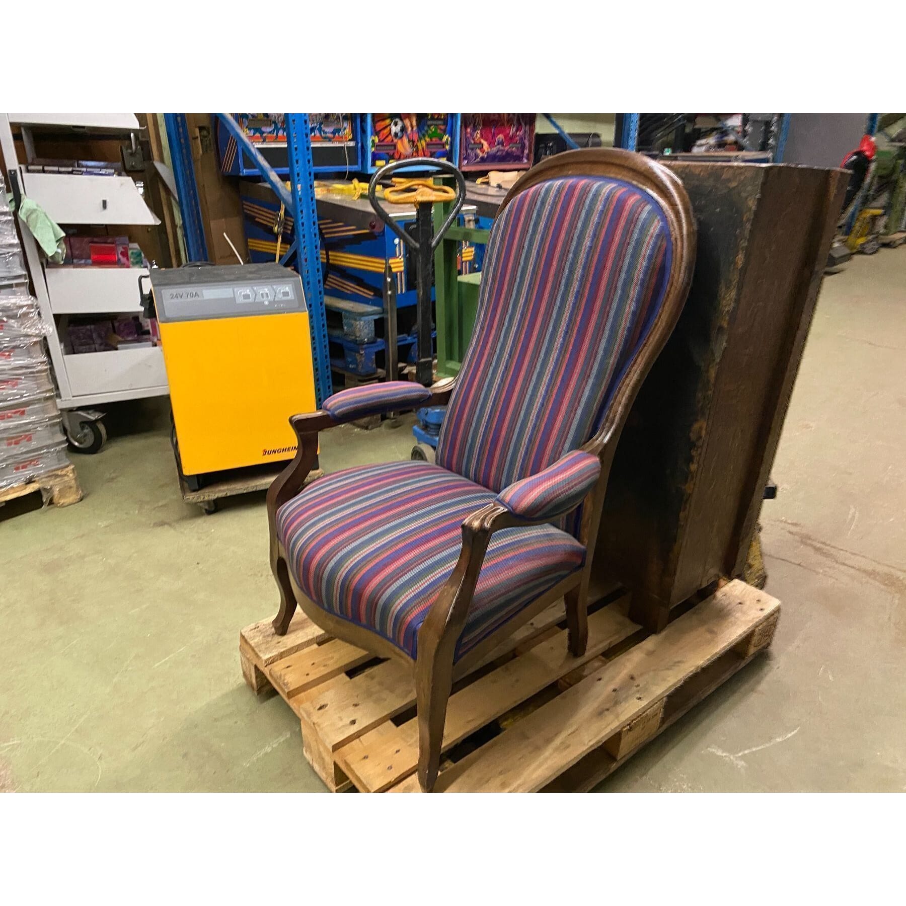 schöner alter Sessel aus Massivholz