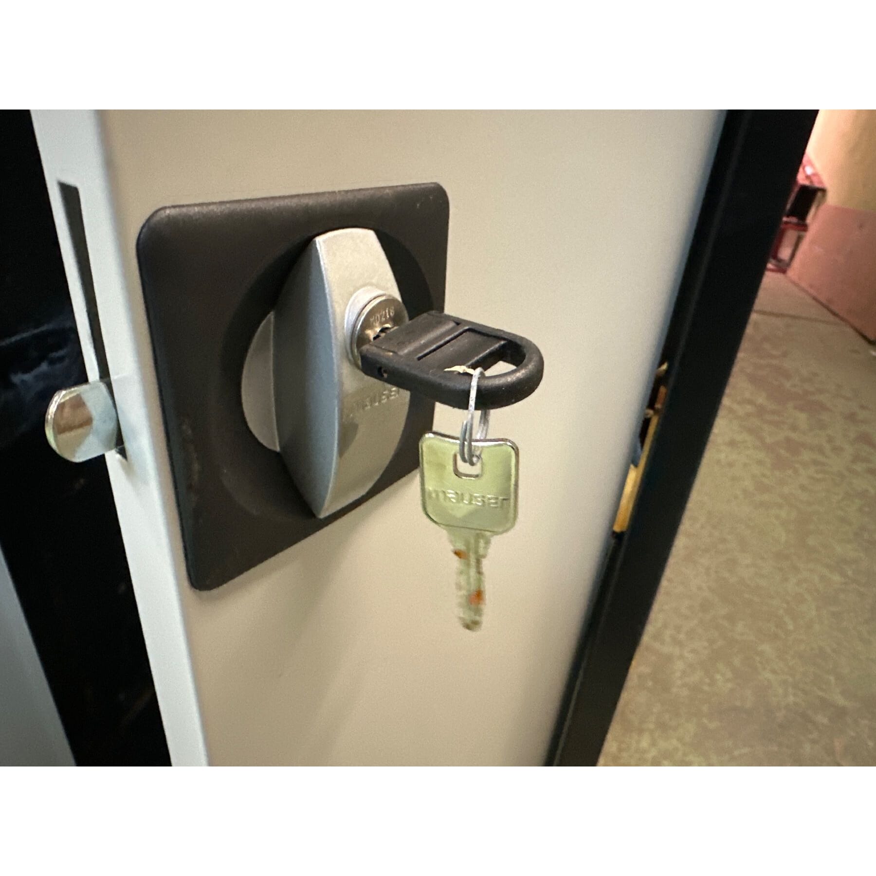 neuer Materialschrank für Lagerkästen 68x28x220cm