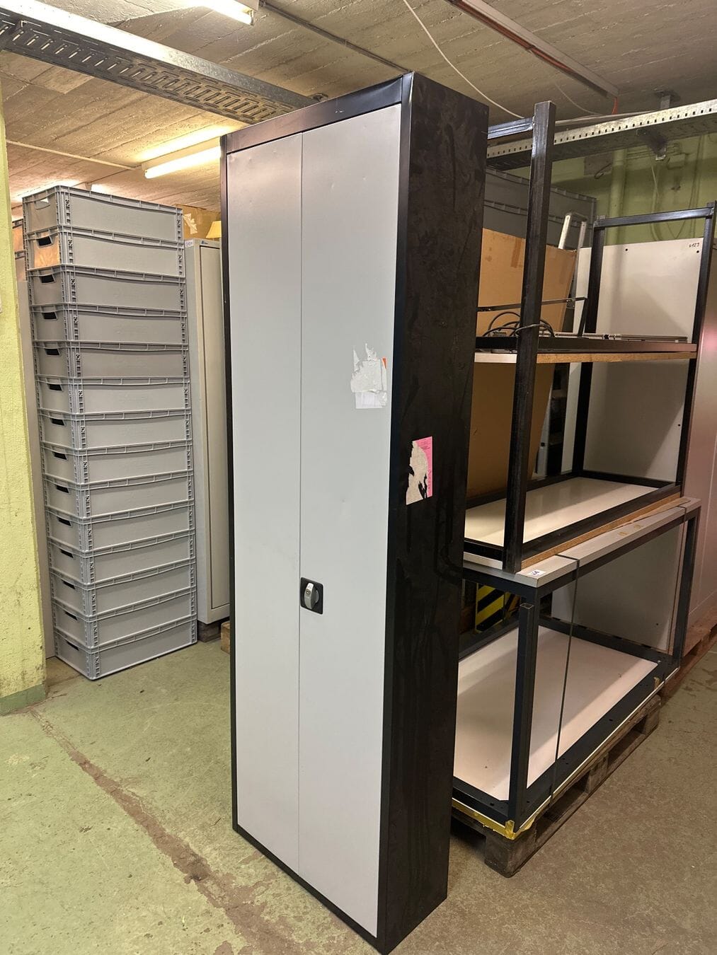 Review neuer Materialschrank für Lagerkästen 68x28x220cm