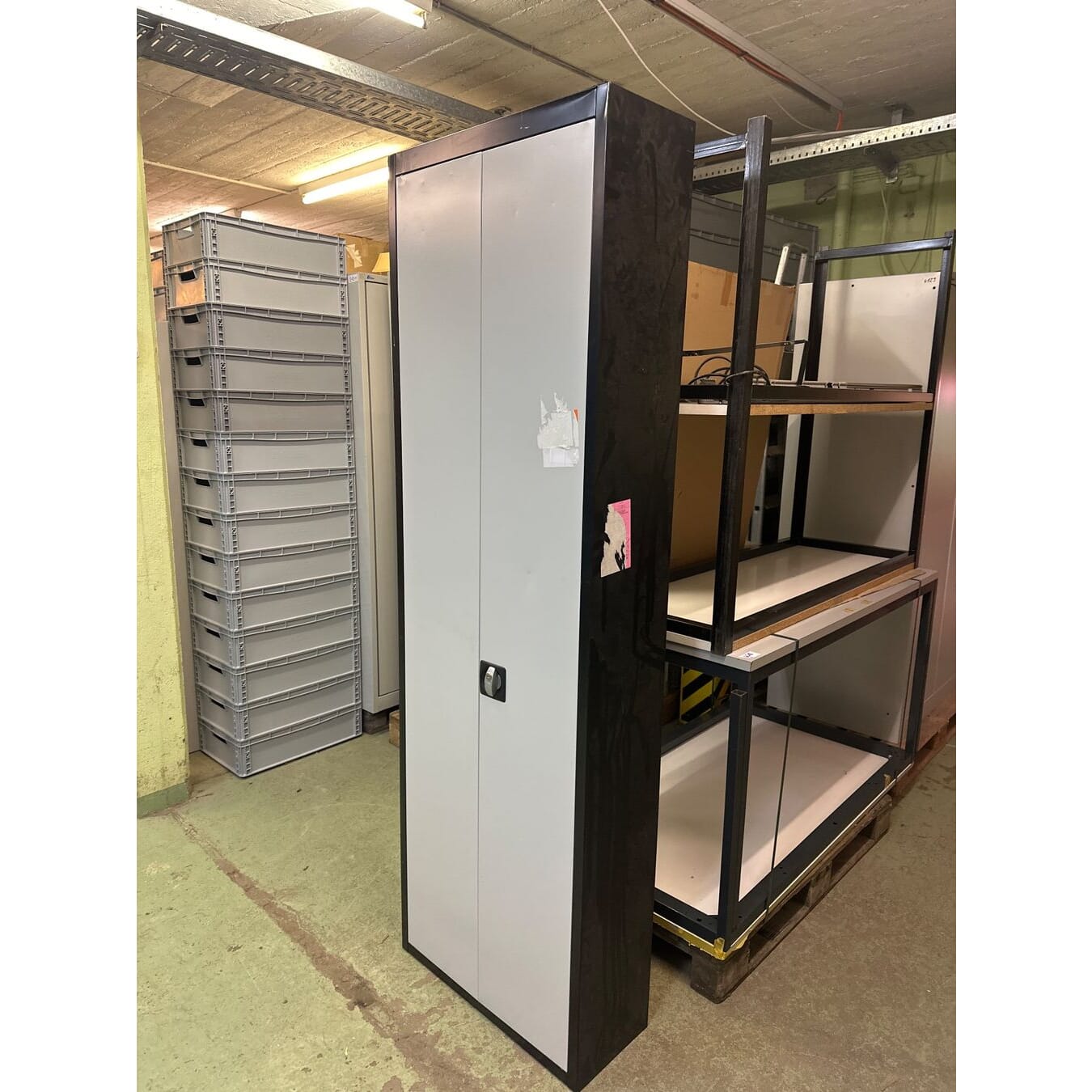 neuer Materialschrank für Lagerkästen 68x28x220cm