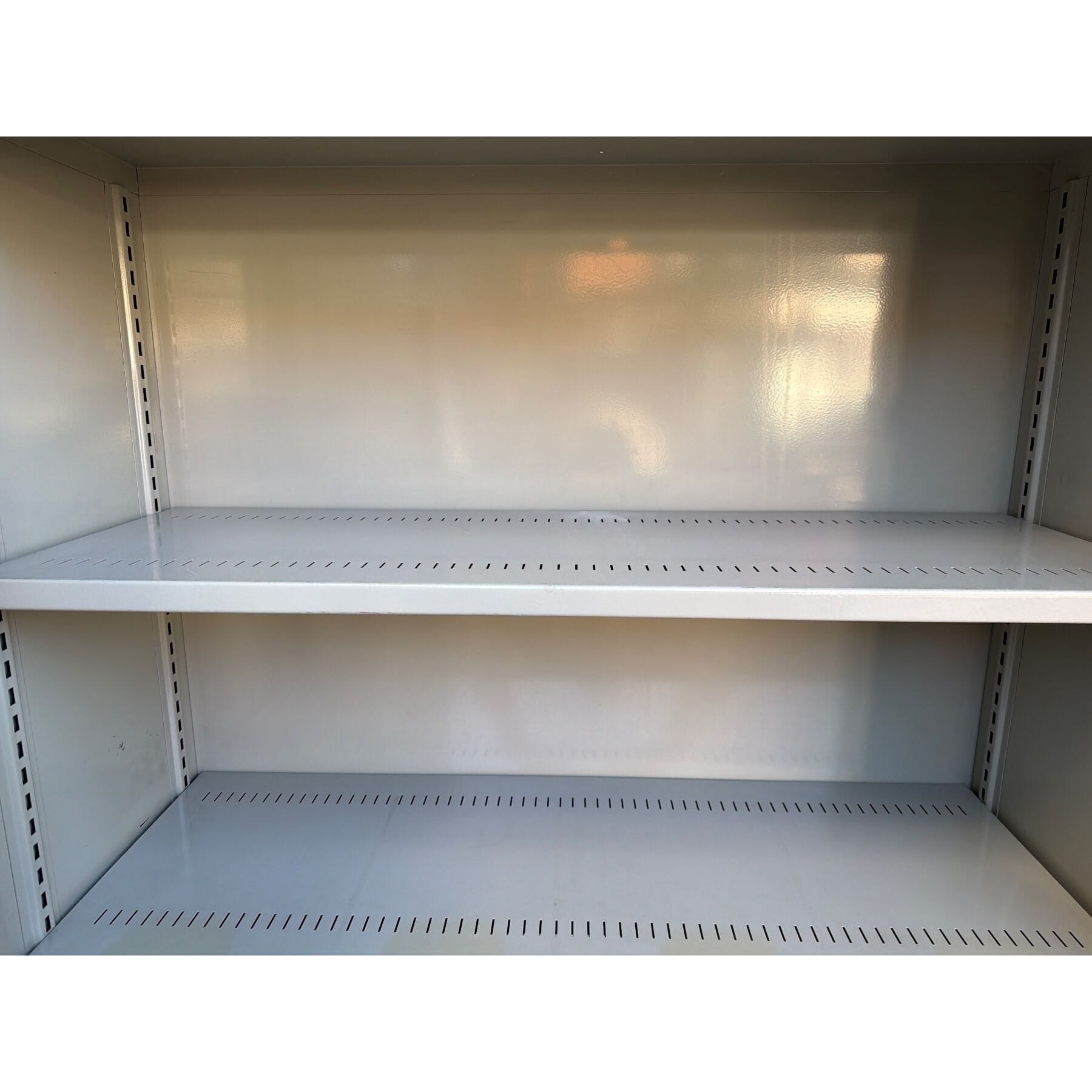 schöner Lista Metallschrank mit 4 Stk Schwerlast Tablare