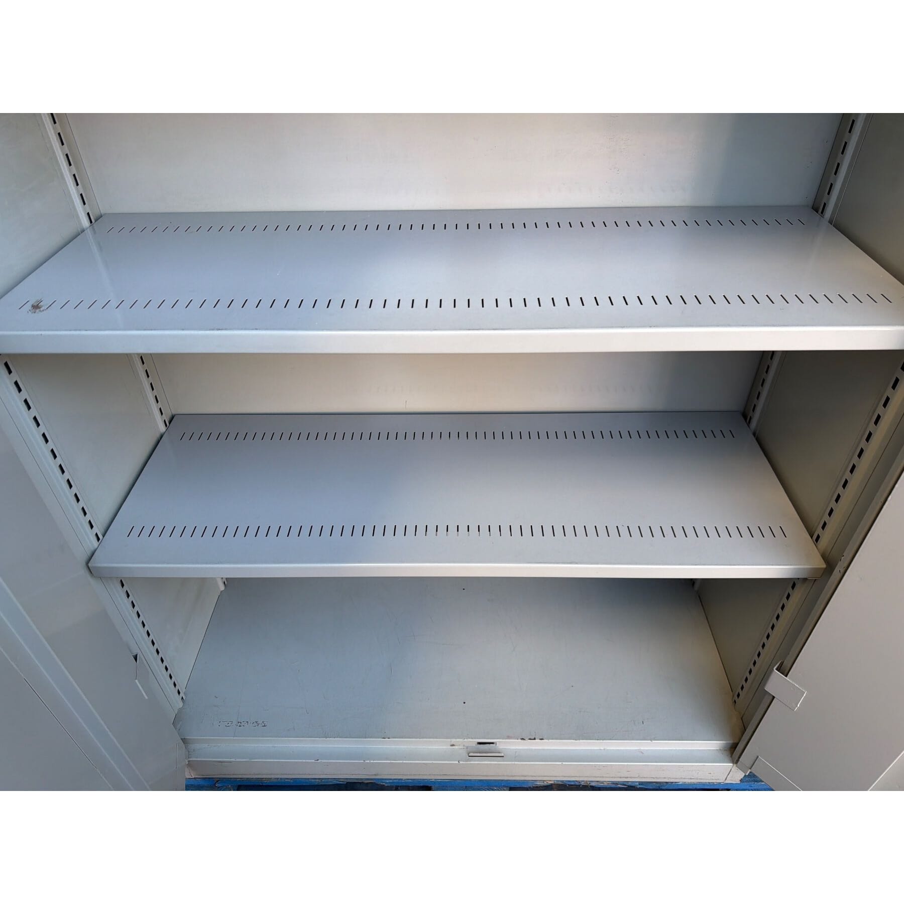 schöner Lista Metallschrank mit 4 Stk Schwerlast Tablare