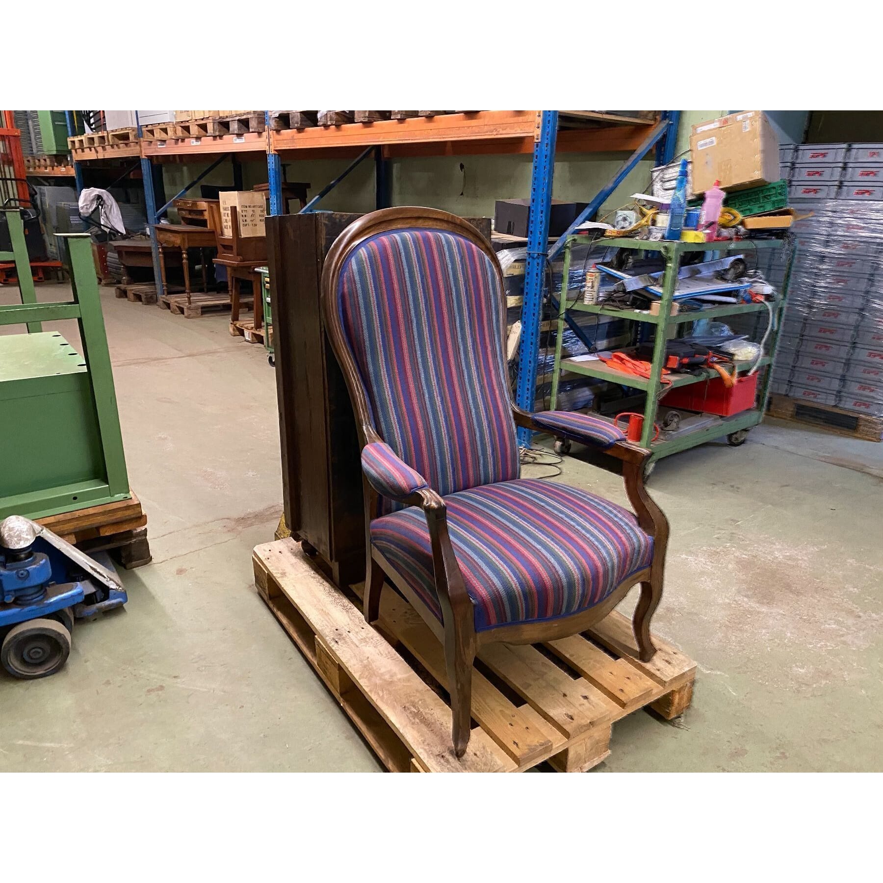 schöner alter Sessel aus Massivholz