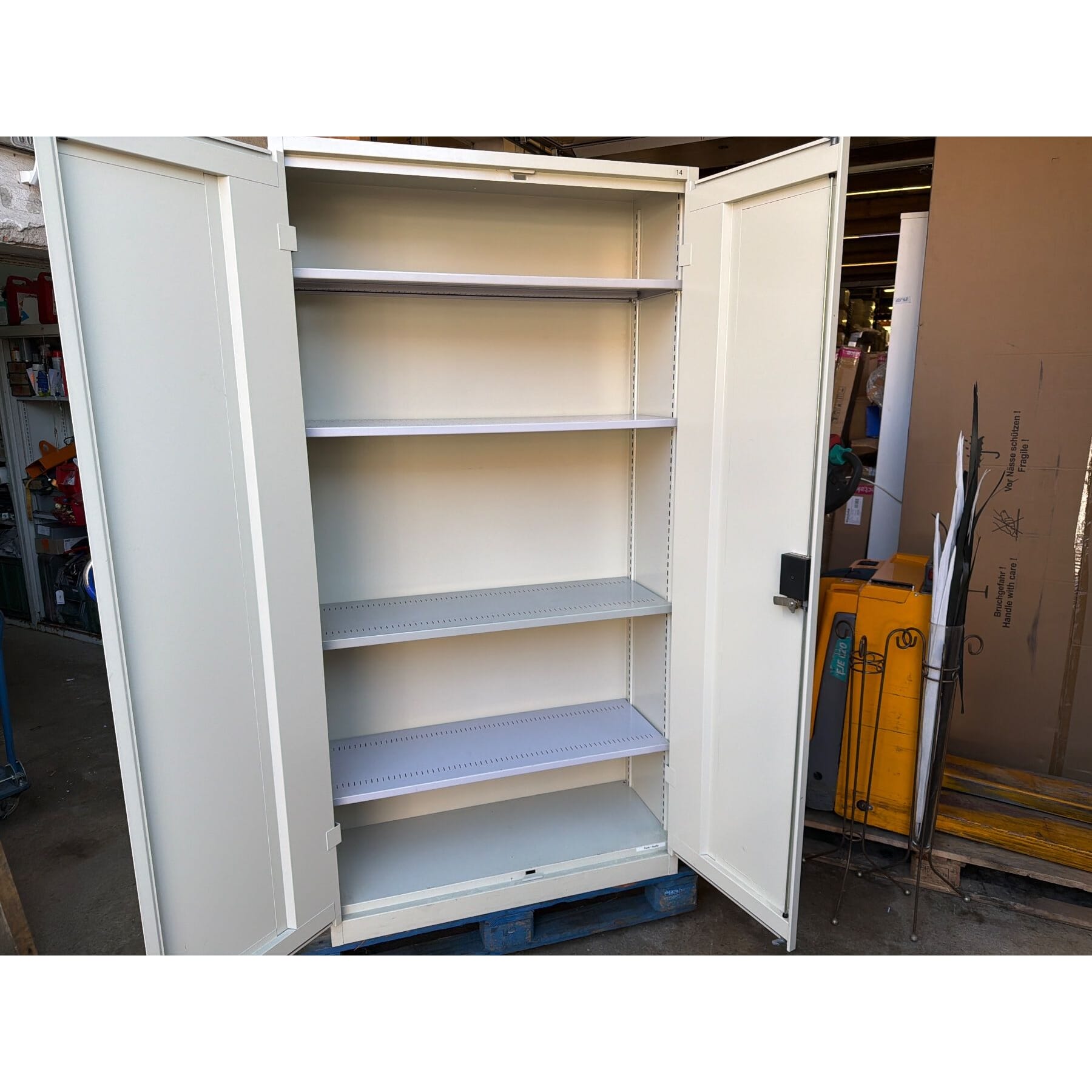 schöner Lista Metallschrank mit 4 St Schwerlast Tablare