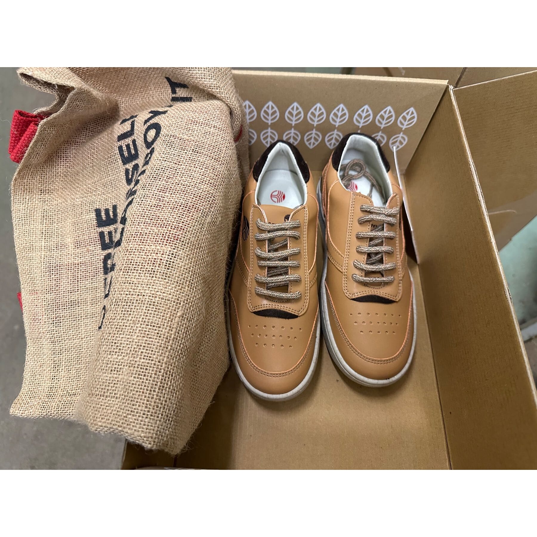 neue Beflamboyant Vegane Sneakers UX68- Caramel Gr.38