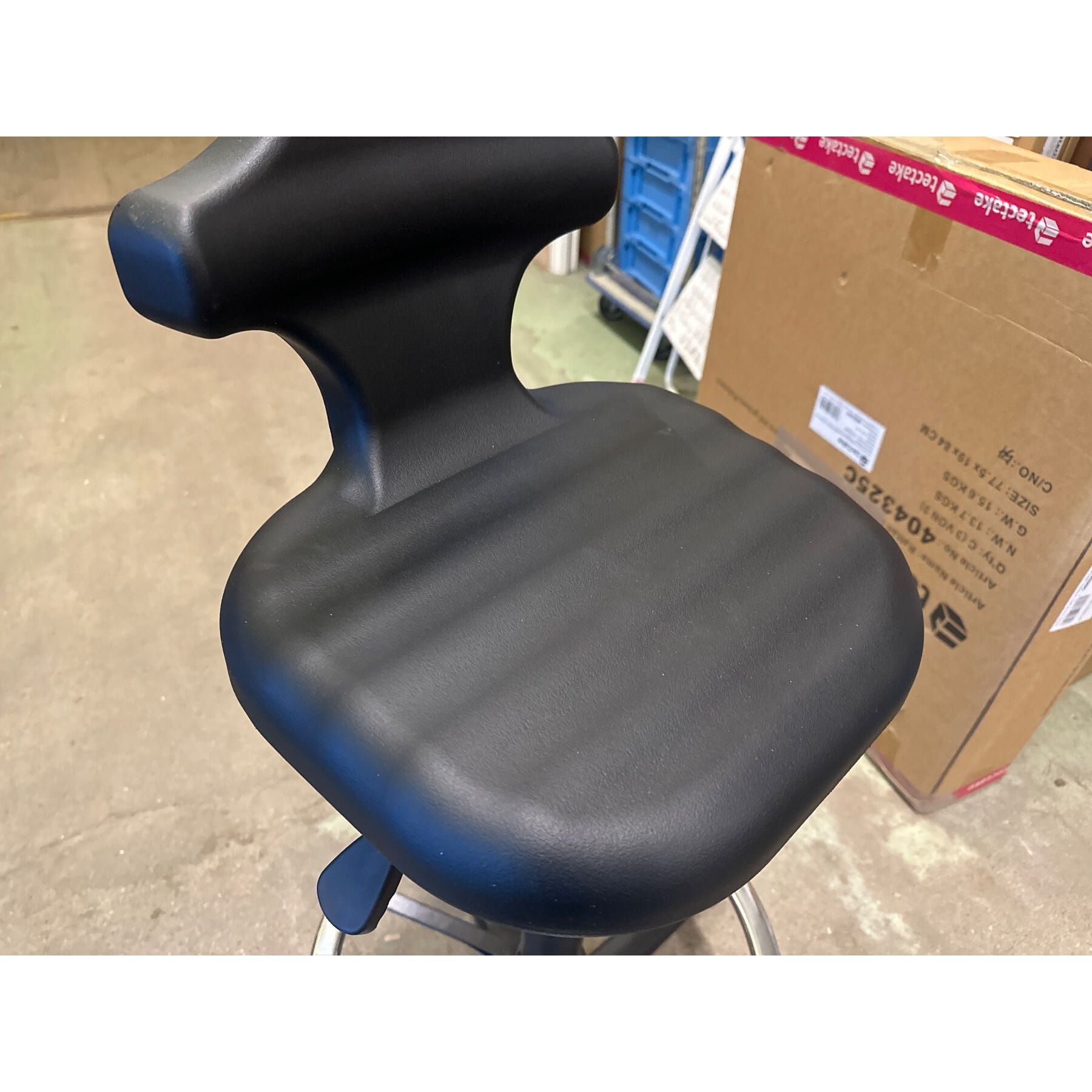 neuer Sitz-/Stehstuhl mit Gleiter und Fussring.