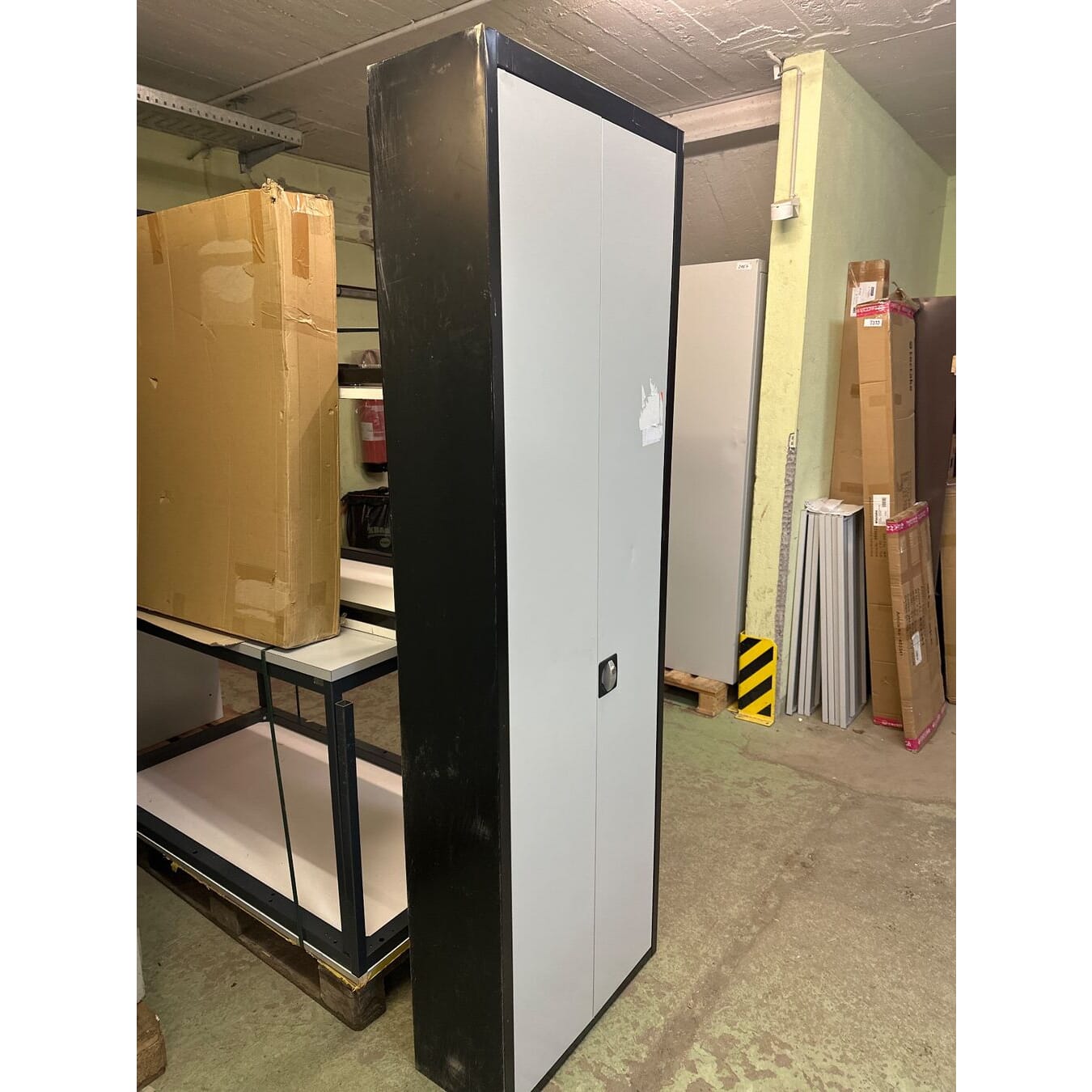 neuer Materialschrank für Lagerkästen 68x28x220cm