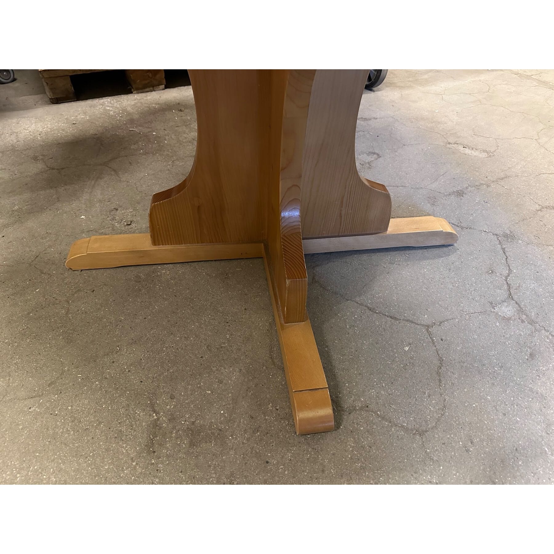 schöner, massiver Esstisch aus Holz 140cm