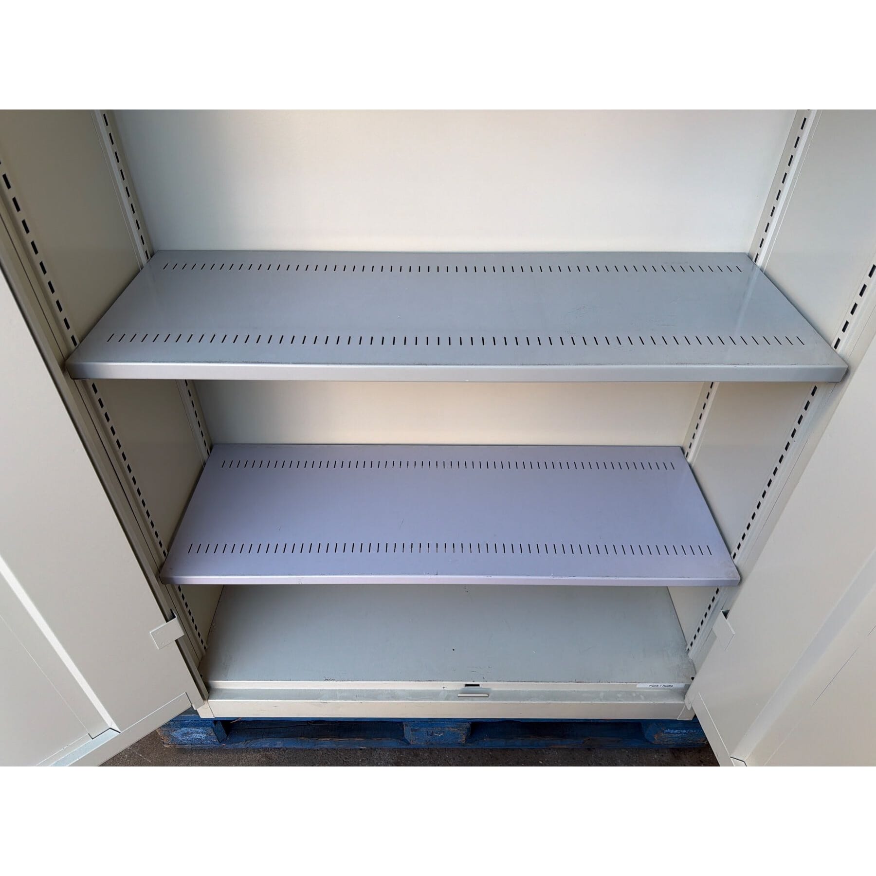 schöner Lista Metallschrank mit 4 St Schwerlast Tablare