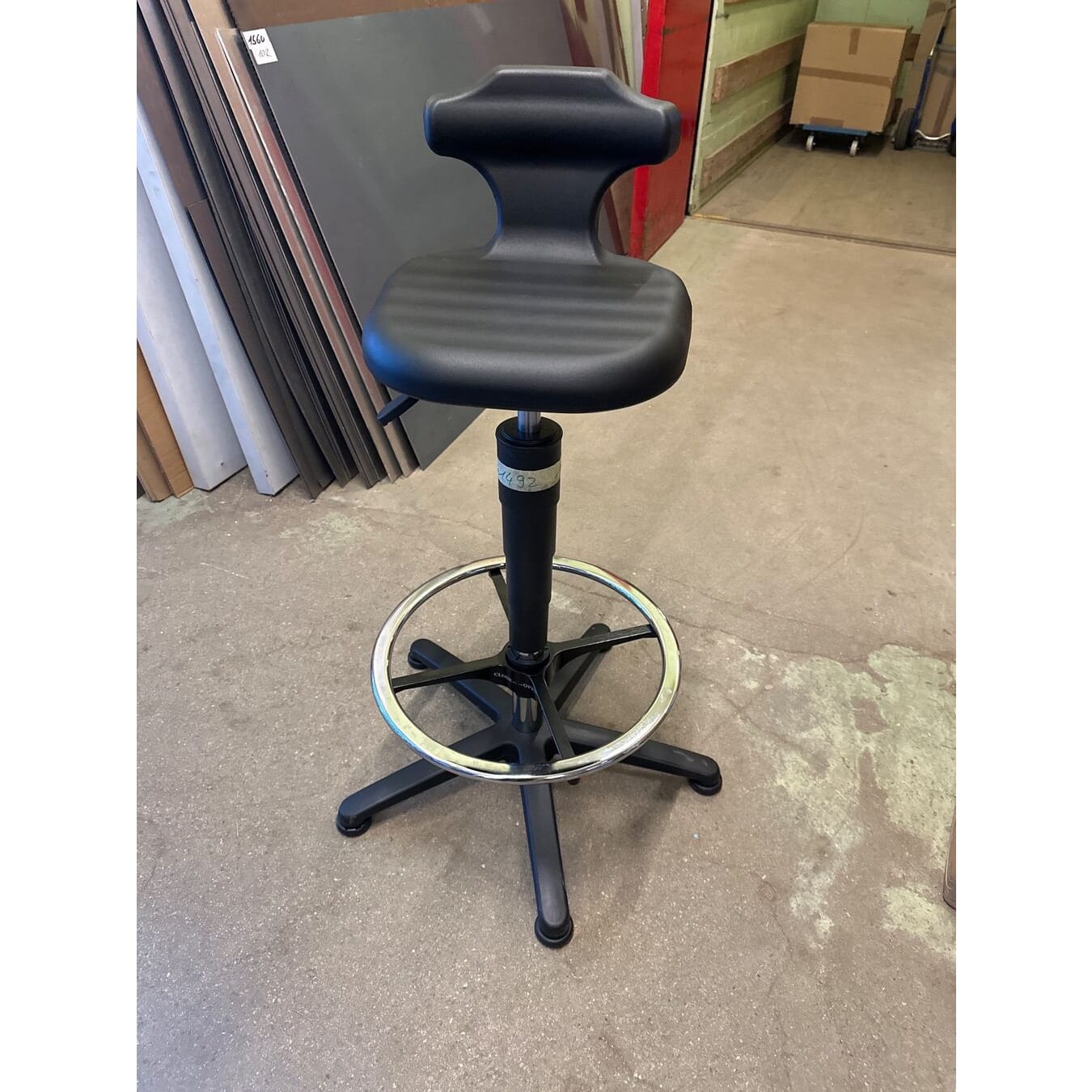 neuer Sitz-/Stehstuhl mit Gleiter und Fussring.