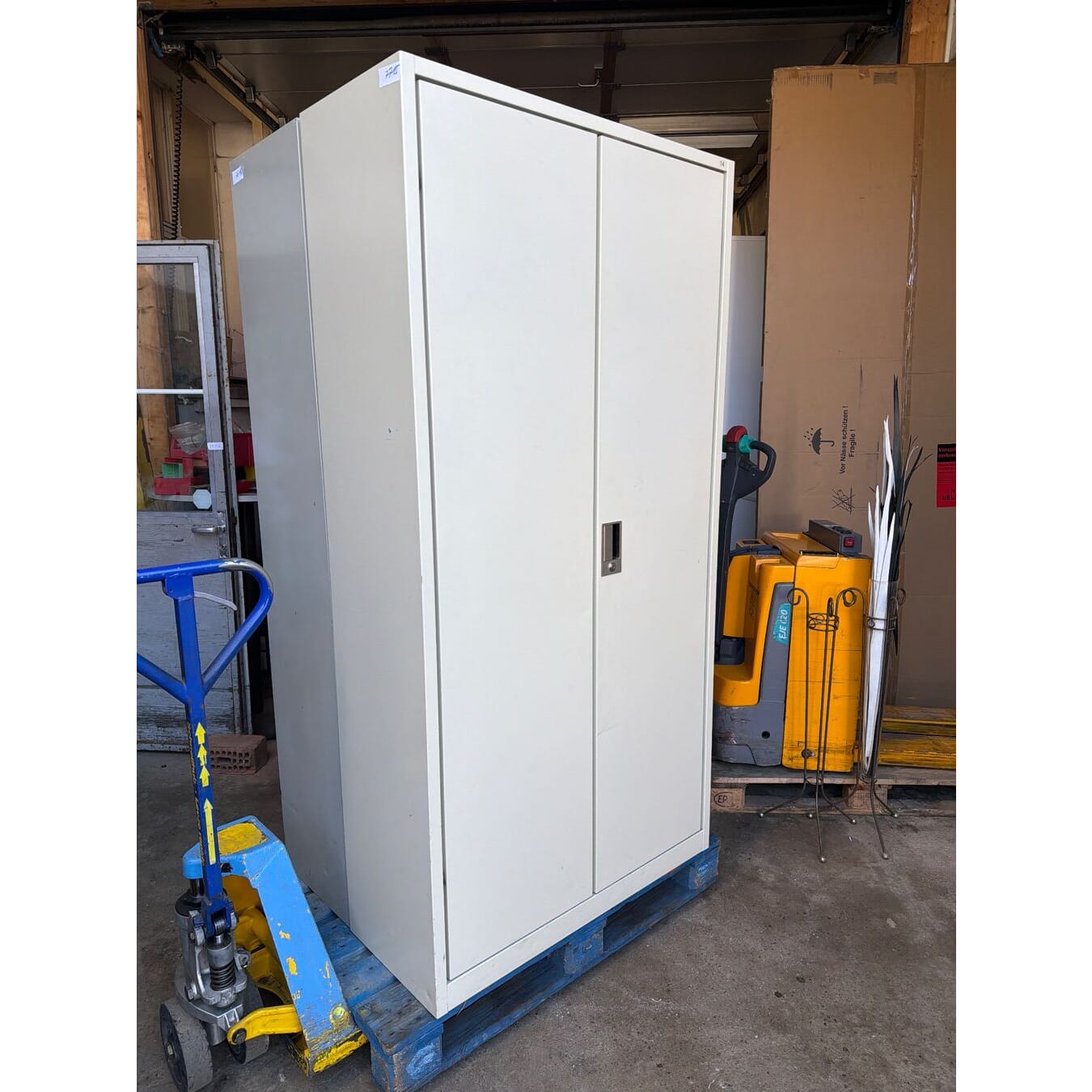 schöner Lista Metallschrank mit 4 St Schwerlast Tablare