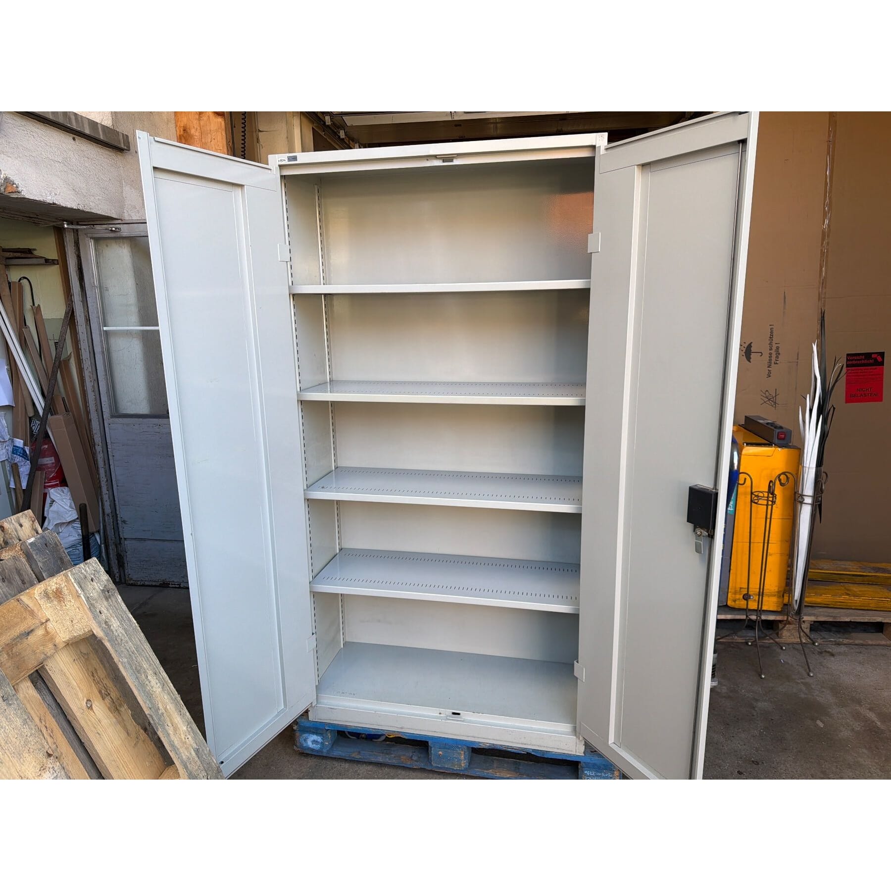 schöner Lista Metallschrank mit 4 Stk Schwerlast Tablare