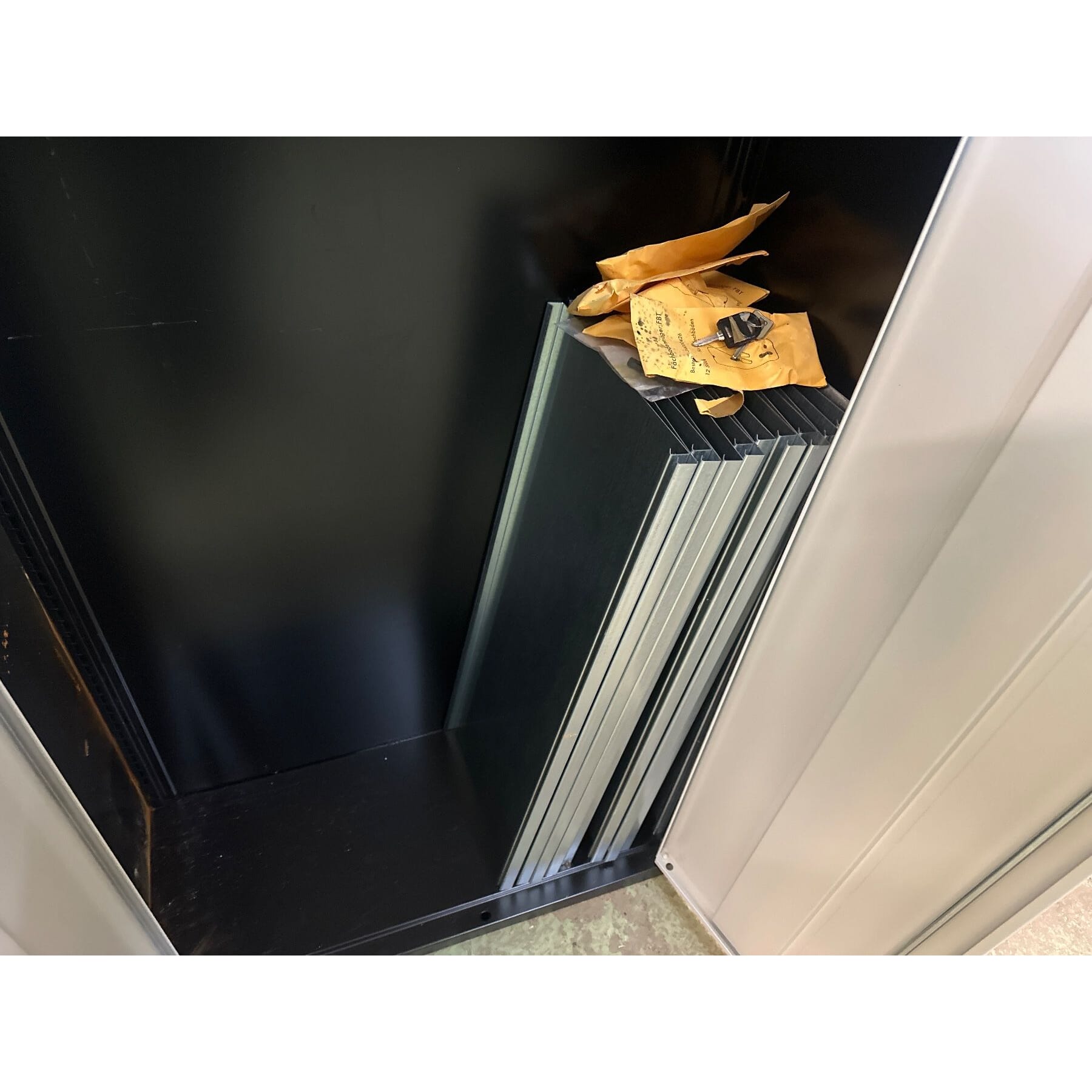 neuer Materialschrank für Lagerkästen 68x28x220cm