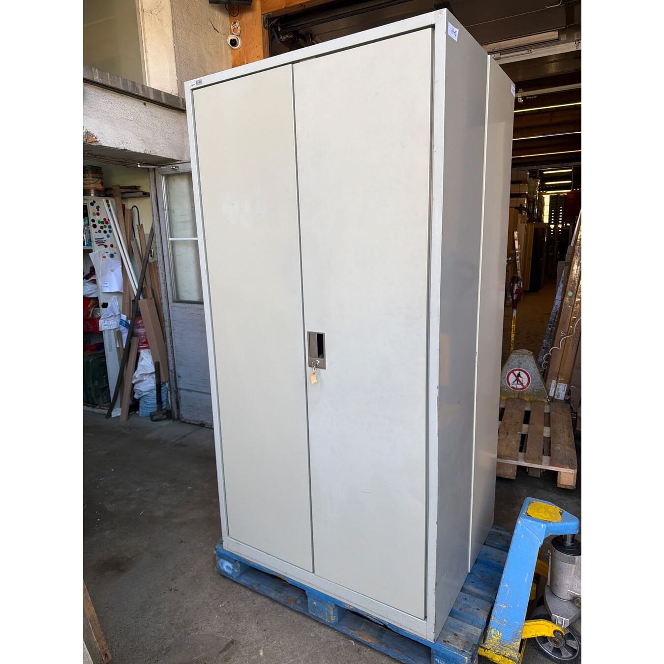 schöner Lista Metallschrank mit 4 Stk Schwerlast Tablare