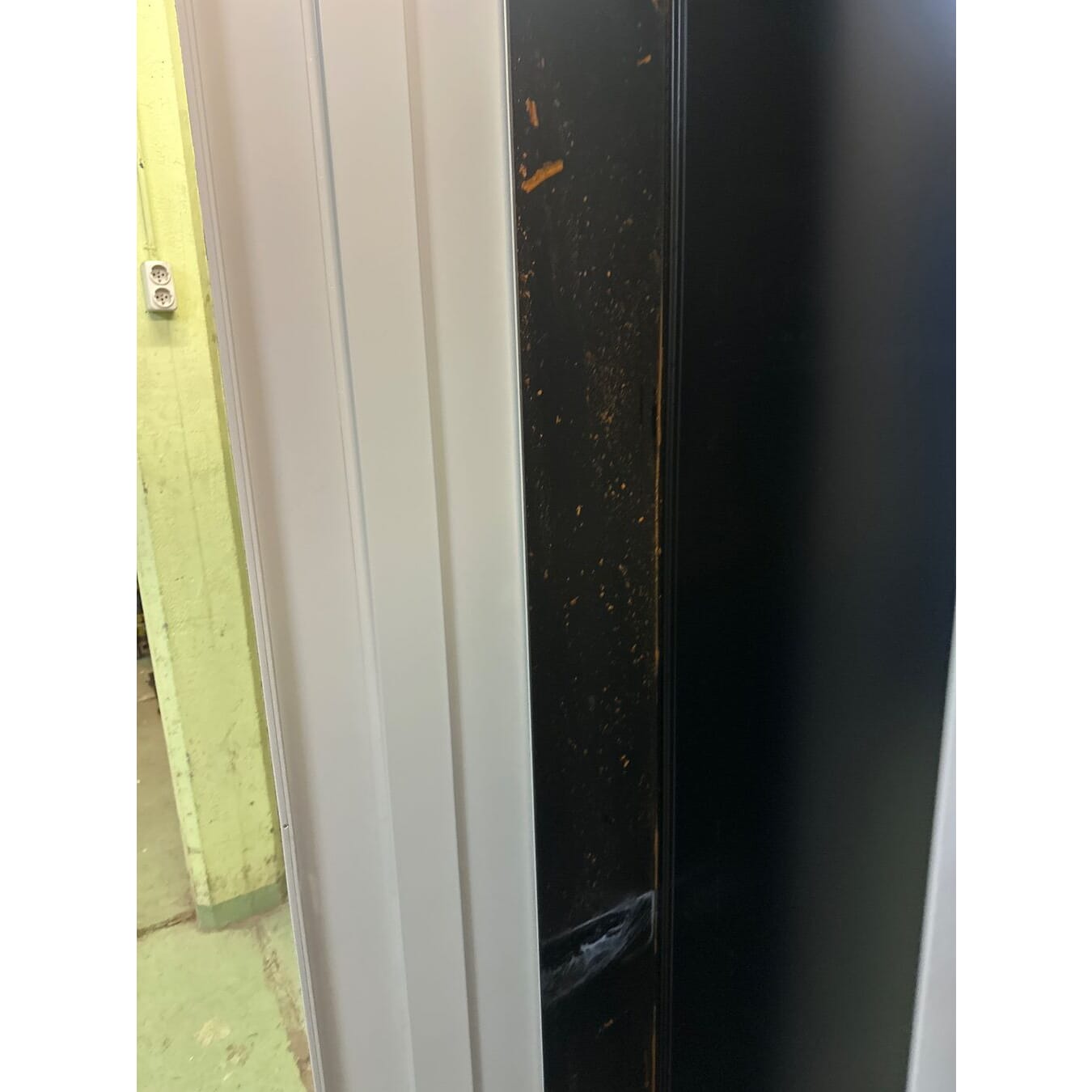 neuer Materialschrank für Lagerkästen 68x28x220cm