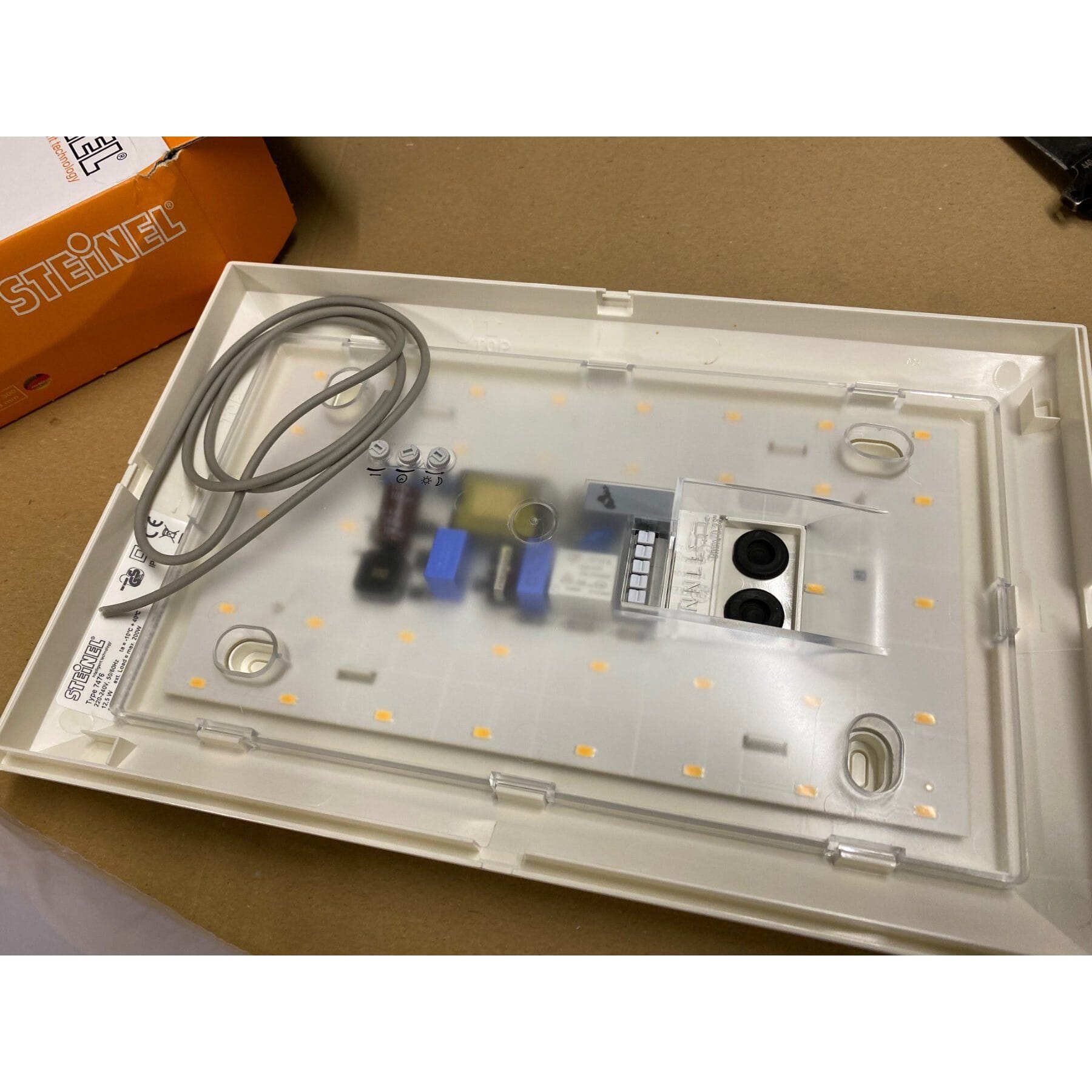 neuer LED Sensor Treppenhausleuchte 50.- statt 139.-