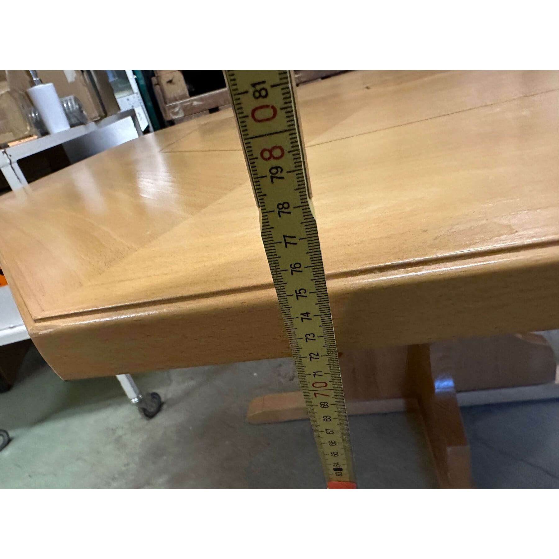 schöner, massiver Esstisch aus Holz 140cm