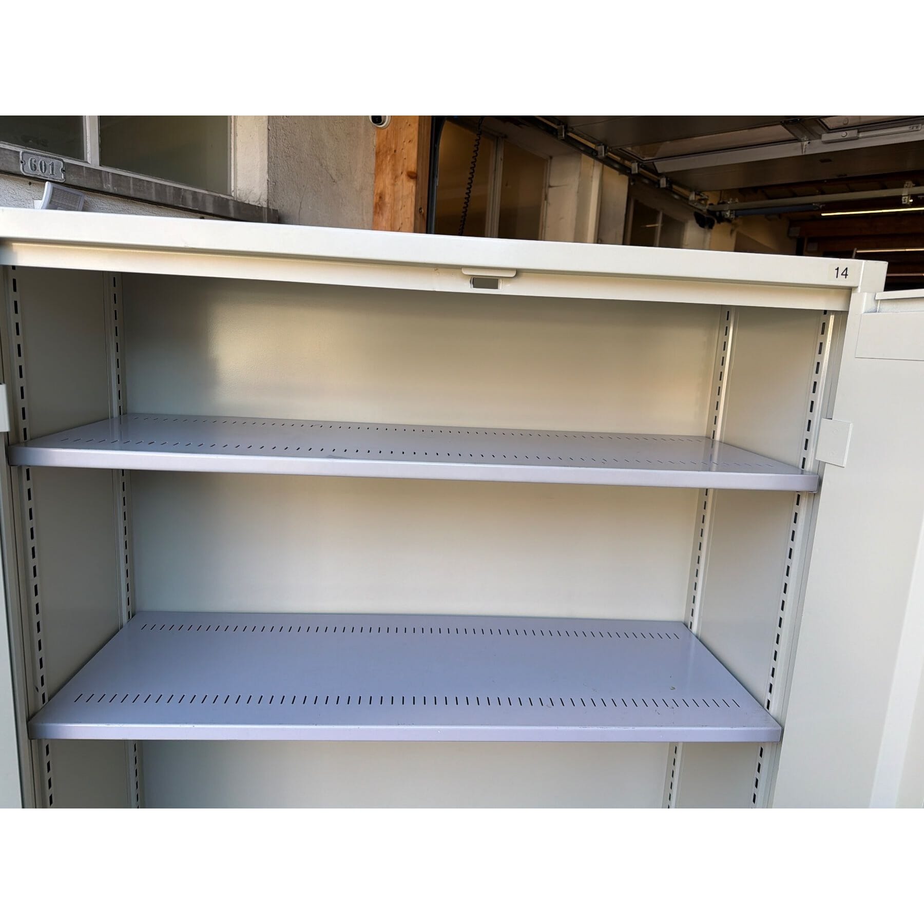 schöner Lista Metallschrank mit 4 St Schwerlast Tablare