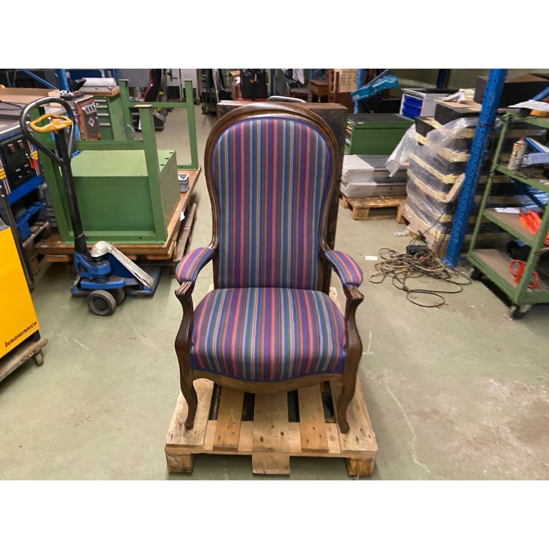 schöner alter Sessel aus Massivholz