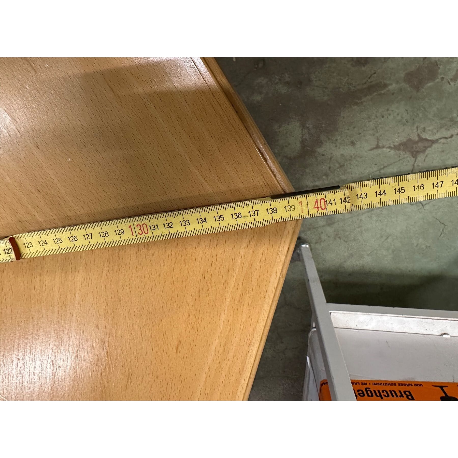 schöner, massiver Esstisch aus Holz 140cm