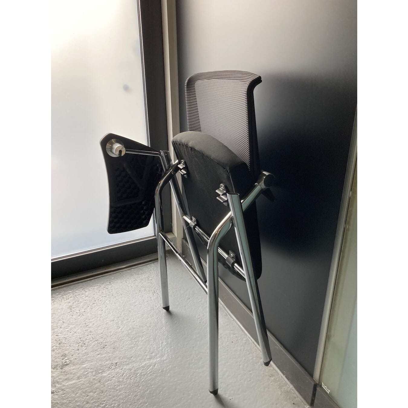 Designer Klappstuhl mit Schwenktisch und Getränkehalter