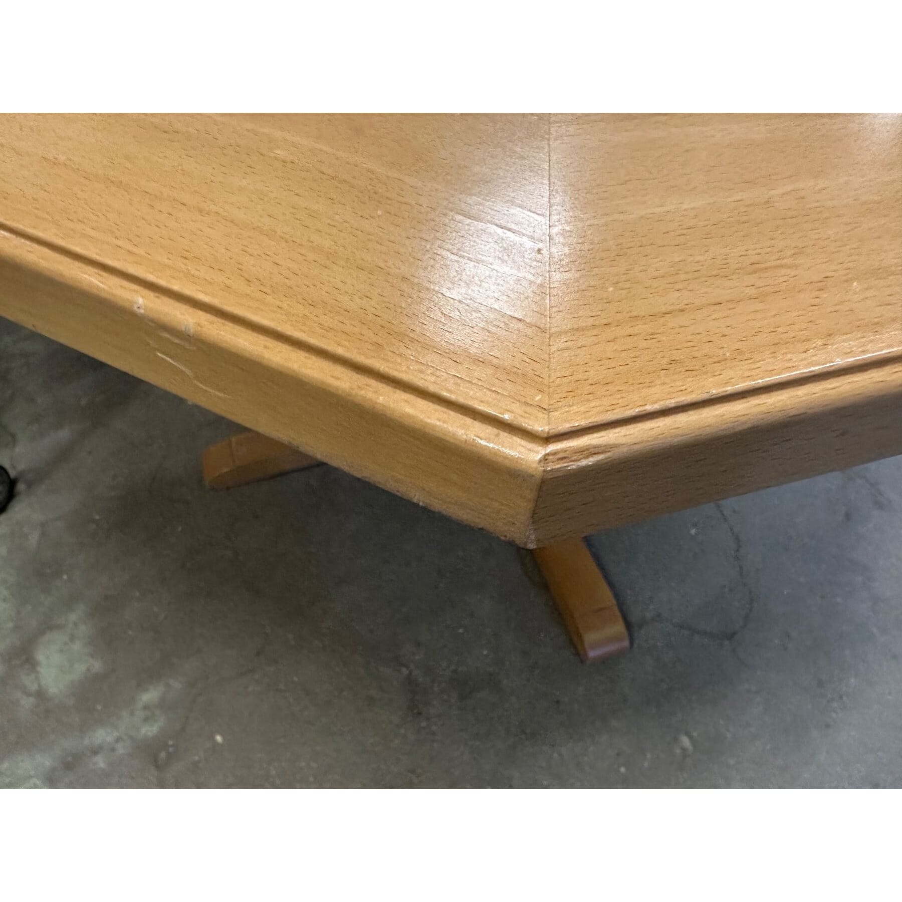 schöner, massiver Esstisch aus Holz 140cm